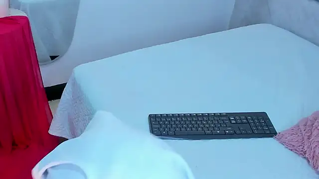 naomiii   online show from 11/20/25, 11:33