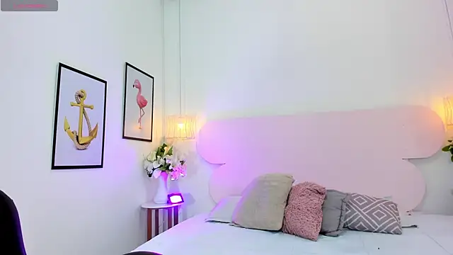 naomiii   online show from 09/27/25, 12:00