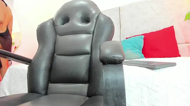 naomiii   online show from 04/09/26, 12:00