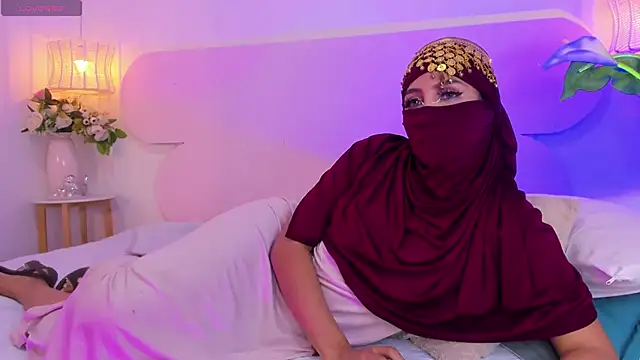 naomiii   online show from 10/18/25, 11:51