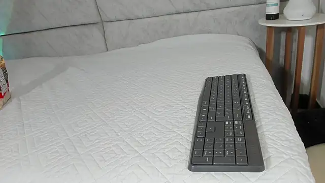 naomiii   online show from 04/10/26, 11:39