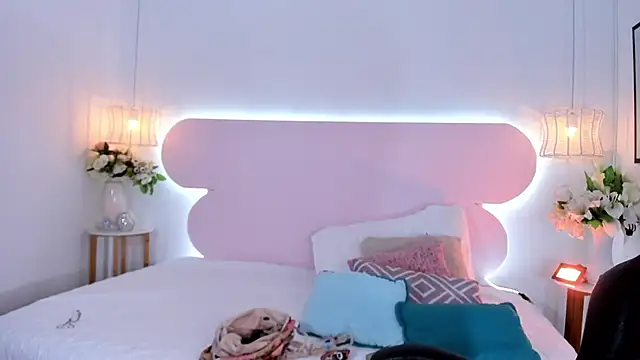 naomiii   online show from 10/01/25, 11:47