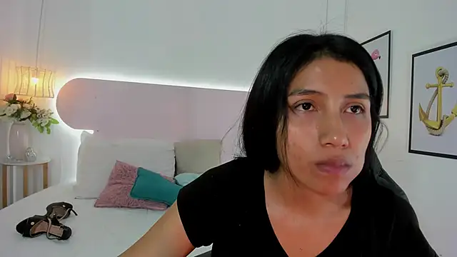 naomiii   online show from 10/02/25, 11:46