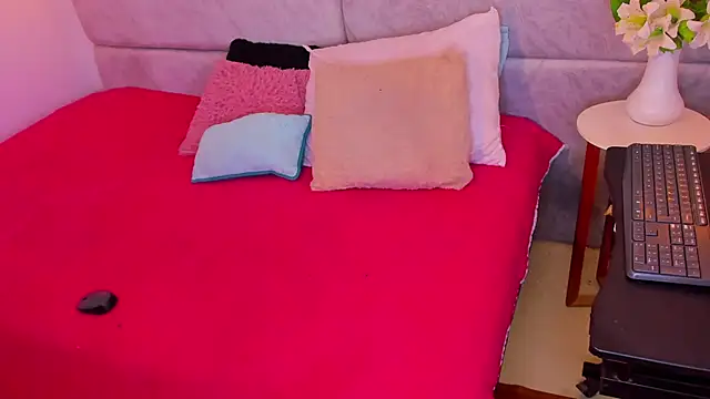 naomiii   online show from 11/05/25, 11:57