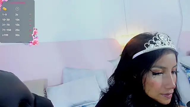 naomiii   online show from 09/25/25, 12:11