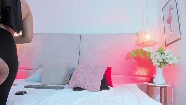 naomiii   online show from 03/23/26, 11:43