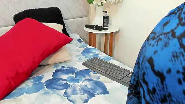 naomiii   online show from 11/13/25, 11:47