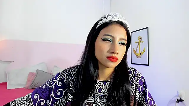 naomiii   online show from 09/24/25, 12:22