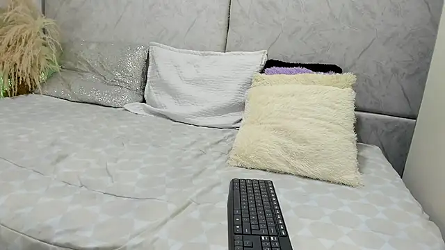 naomiii   online show from 05/05/26, 11:35