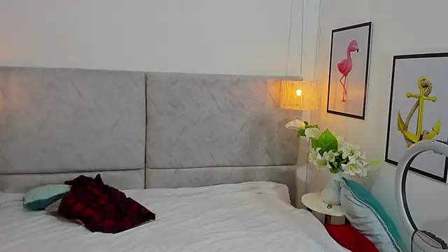 naomiii   online show from 12/01/25, 12:06