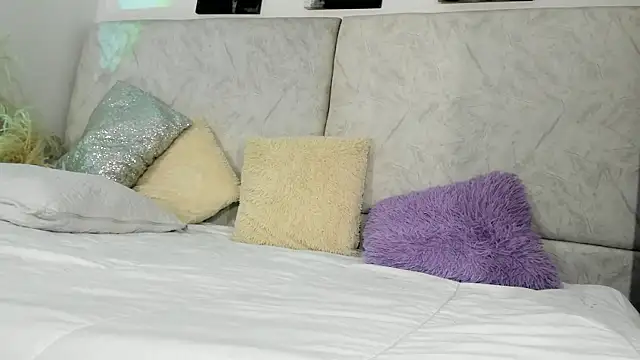 naomiii   online show from 05/23/26, 11:53