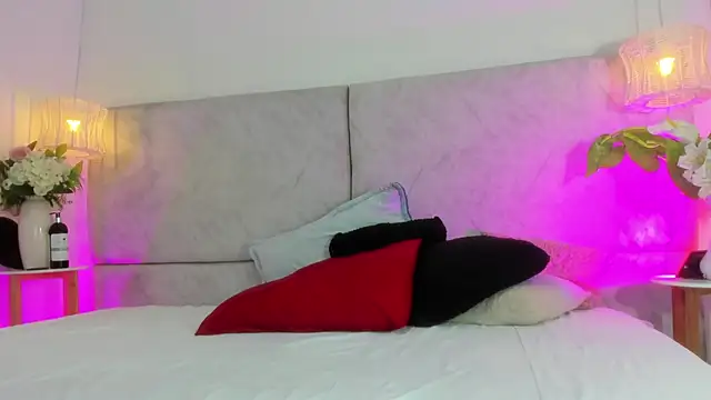 naomiii   online show from 03/25/26, 11:42