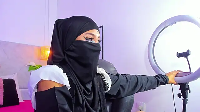 naomiii   online show from 10/24/25, 12:04