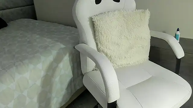 naomiii   online show from 05/19/26, 11:39