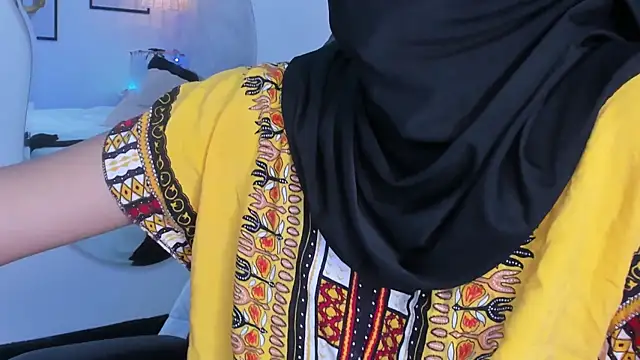 naomiii   online show from 12/20/25, 01:47