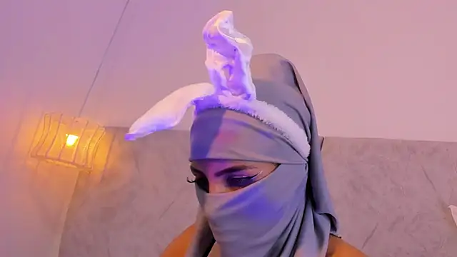 naomiii   online show from 11/10/25, 11:37