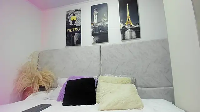 naomiii   online show from 04/22/26, 11:39