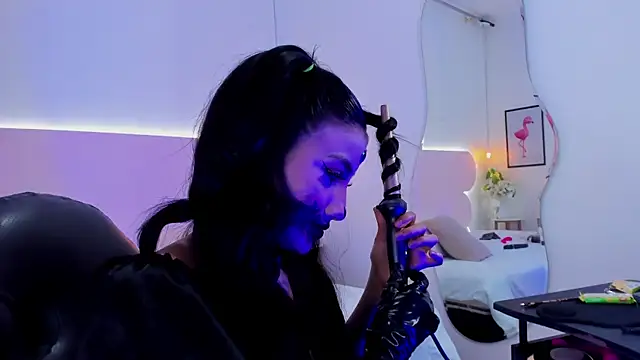 naomiii   online show from 10/09/25, 12:17