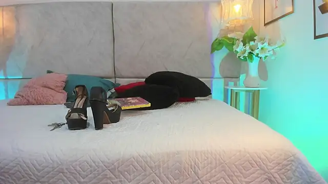 naomiii   online show from 02/21/26, 11:45