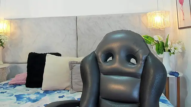 naomiii   online show from 11/24/25, 06:52