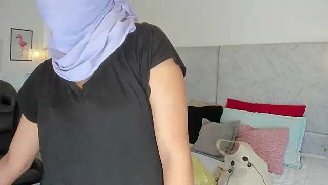 naomiii   online show from 12/18/25, 11:36