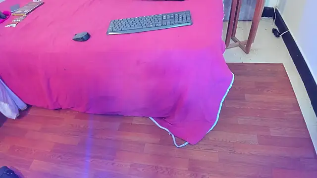 naomiii   online show from 11/11/25, 11:38