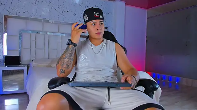 SantiagoReyesFtt online show from 11/14/25, 06:22