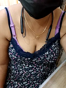 Snapshot of Yours_Radika chatting on 02/23/25, 02:25 Yours Radika online show from 02/23/25, 02:25