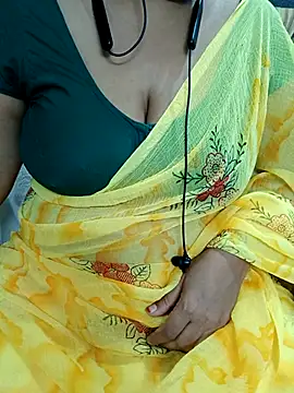 Snapshot of Yours_Radika chatting on 02/20/25, 07:41 Yours Radika online show from 02/20/25, 07:41