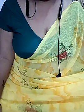 Snapshot of Yours_Radika chatting on 01/01/25, 07:10 Yours Radika online show from 01/01/25, 07:10