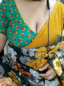 Snapshot of Yours_Radika chatting on 02/25/25, 04:25 Yours Radika online show from 02/25/25, 04:25