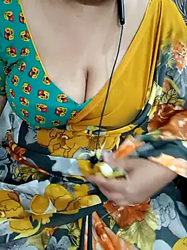 Snapshot of Yours_Radika chatting on 02/25/25, 08:00 Yours Radika online show from 02/25/25, 08:00