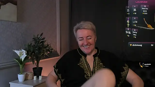 Nika Smit online show from 04/11/26, 05:15