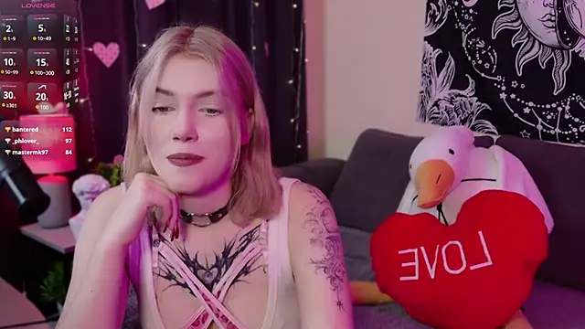 Snapshot of HellenHornny chatting on 02/20/25, 12:36 HellenHornny online show from 02/20/25, 12:36