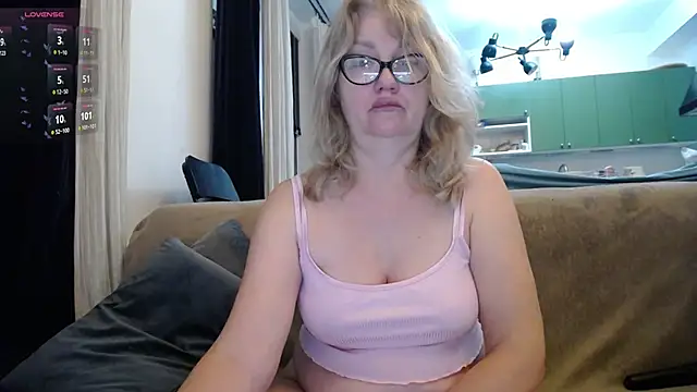 Snapshot of Blond_Woman chatting on 02/06/25, 10:00 Blond Woman online show from 02/06/25, 10:00