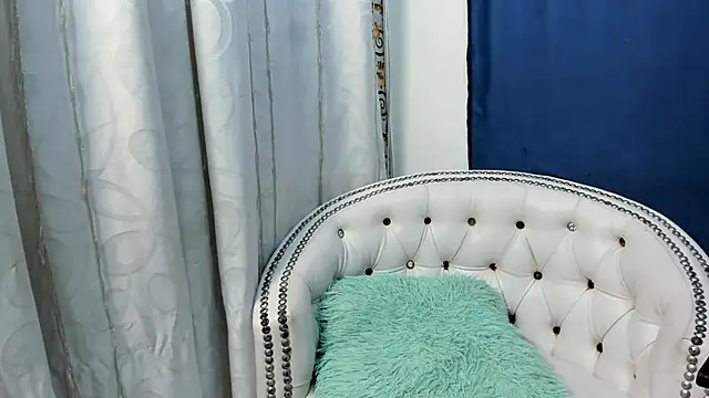 Snapshot of Analia18_ chatting on 02/23/25, 12:37 Analia18 online show from 02/23/25, 12:37