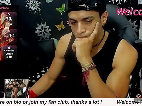 Snapshot of MikeRose94 chatting on 10/13/25, 07:04 MikeRose94 online show from 10/13/25, 07:04