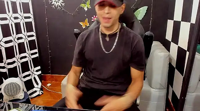 Snapshot of MikeRose94 chatting on 02/15/25, 03:50 MikeRose94 online show from 02/15/25, 03:50