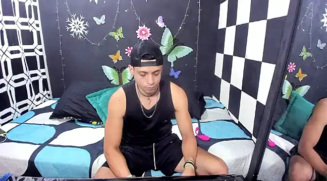Snapshot of MikeRose94 chatting on 03/12/25, 08:20 MikeRose94 online show from 03/12/25, 08:20