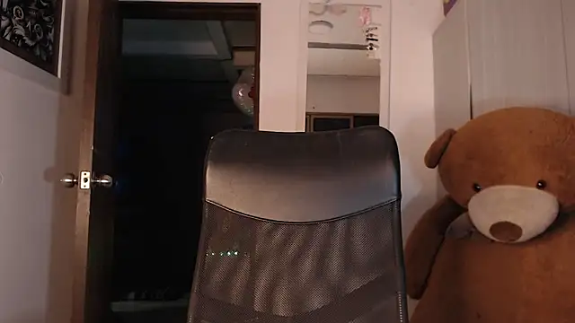 Snapshot of mistressbigcock777 chatting on 11/26/25, 03:06 mistressbigcock777 online show from 11/26/25, 03:06