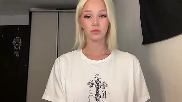Snapshot of ur_molly chatting on 06/19/26, 12:44 ur molly online show from 06/19/26, 12:44