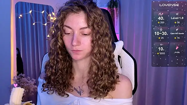 Snapshot of lady_curls chatting on 03/06/25, 12:43 lady curls online show from 03/06/25, 12:43
