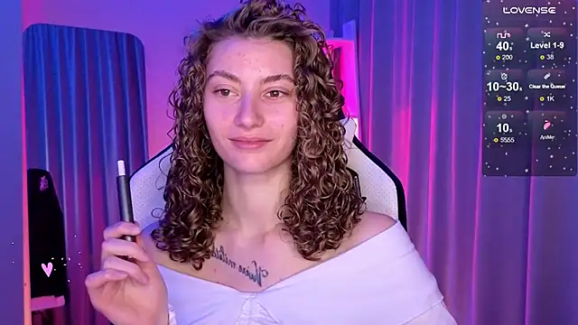 Snapshot of lady_curls chatting on 02/06/25, 11:48 lady curls online show from 02/06/25, 11:48