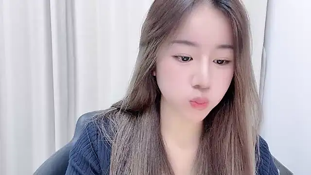 chloe-01 online show from 01/24/25, 12:41