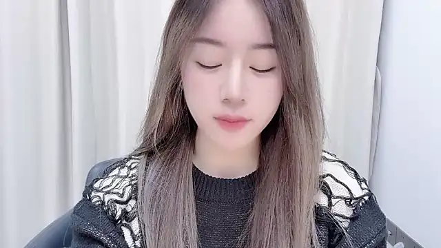 chloe-01 online show from 12/07/24, 12:29