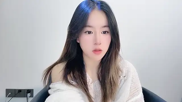 chloe-01 online show from 12/22/25, 12:16