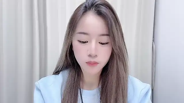 chloe-01 online show from 12/29/24, 12:23