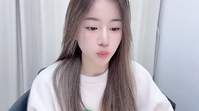 chloe-01 online show from 12/14/24, 12:22