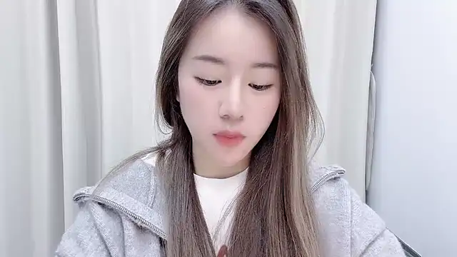 chloe-01 online show from 12/17/24, 12:33