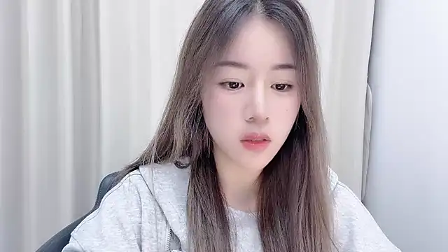 chloe-01 online show from 12/05/24, 12:06